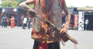Sejarah Mandau Senjata Khas Suku Dayak
